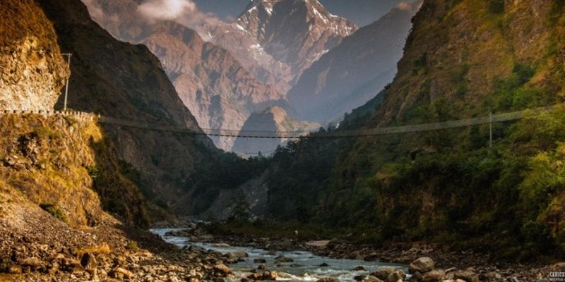 В Непале автобус с паломниками сорвался в пропасть: 14 погибших