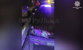 Протаранил отбойник, пытаясь скрыться: в Киеве патрульные устроили погоню за пьяным водителем. Видео