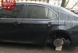 На Александровской слободке в Киеве припаркованная Toyota за ночь лишилась колес