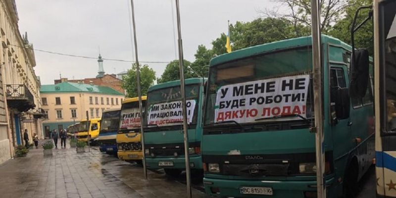 Десятки маршруток заблокировали движение в центре Львова: что произошло