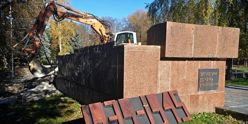 В Виннице с Мемориала Славы демонтировали «стену памяти», которую перенесут на Мемориал Освобождения