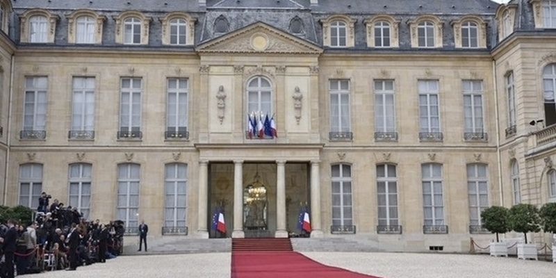 В Париже мужчина пытался пробраться в Елисейский дворец с горящей бутылкой