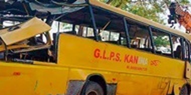 В Индии перевернулся школьный автобус: шесть погибших