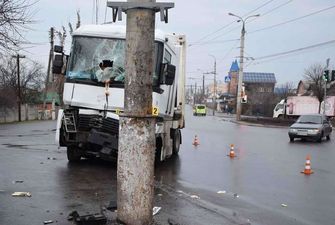 У Вінниці вантажівка в’їхала в стовп: водій загинув