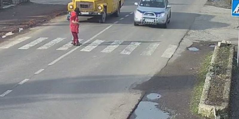 На Закарпатье Toyota едва не сбила двух пешеходов: опубликовано шокирующее видео
