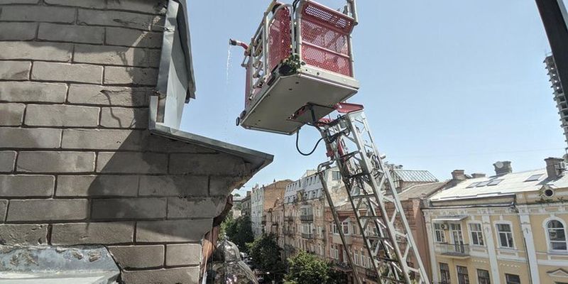 В Киеве вспыхнул крупный пожар в жилом доме