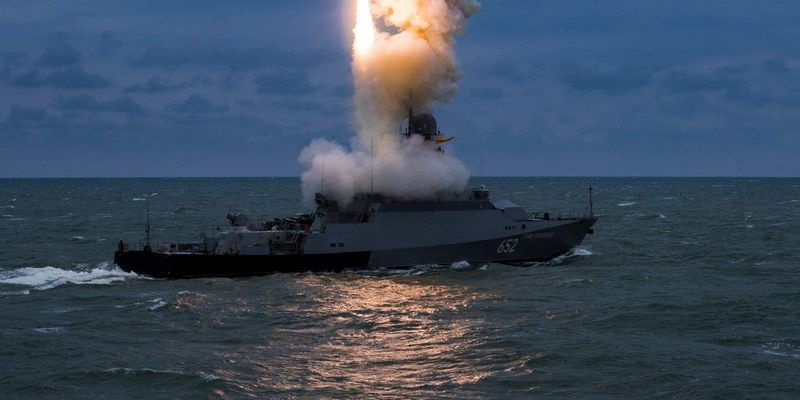 Российские корабли в Черном море отошли к берегам Крыма: названа причина