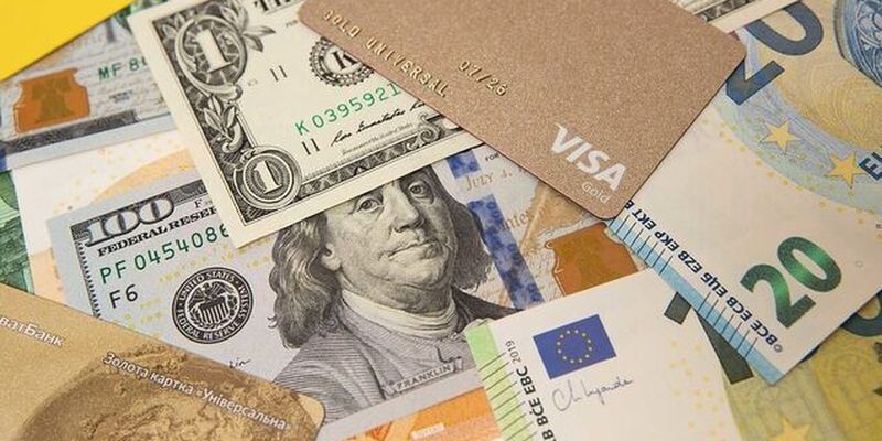 Банки масово блокують картки українців: причини, про які клієнти не здогадуються