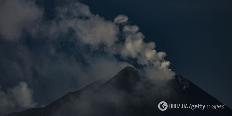 Над вулканом Этна заметили тысячи дымовых колец: что это такое и безопасно ли для туристов