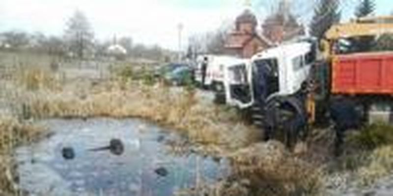 Во Львовской области в водоеме обнаружили автомобиль с четырьмя телами