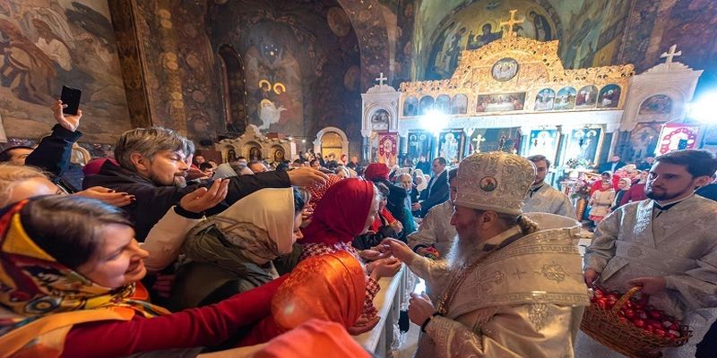 В Киево-Печерской лавре тысячи верующих УПЦ встретили Пасху