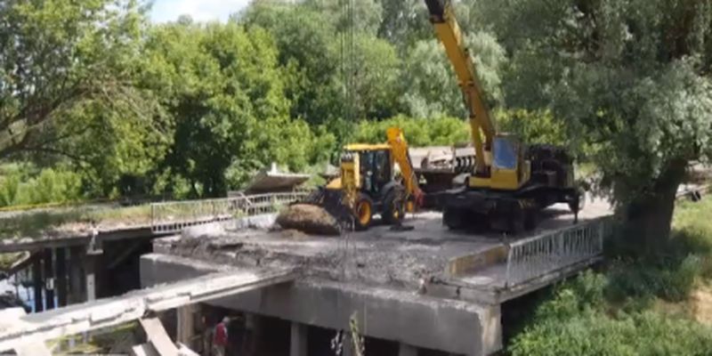 Міст, який врятував Київ: у Чернігівській області відновили переправу через річку Трубіж