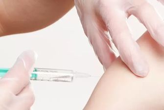 МОЗ разрешило вакцинировать подростков без справки о прививках