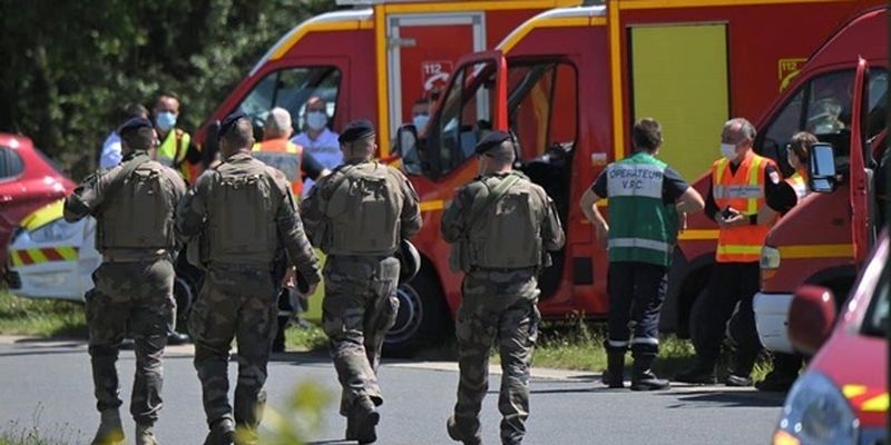 Житель Франции с ножом напал на полицейскую