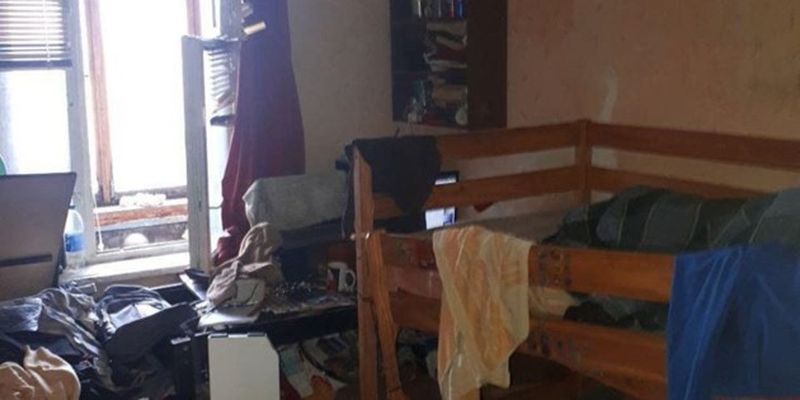 В Киеве нашли потерявшуюся девочку: копов шокировала квартира, в которой живет ребенок