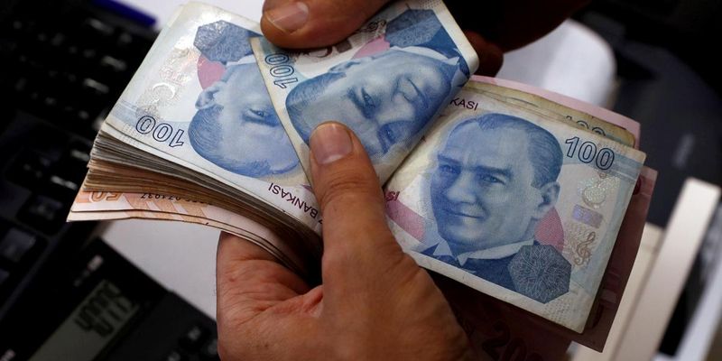 Сучасний Робін Гуд: у Стамбулі невідомий сплачує борги бідних і підкидає їм у будинки гроші