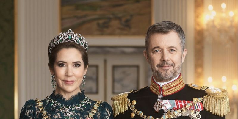 Историческая тиара и Орден Слона: королева Дании Мэри впервые надела драгоценности короны