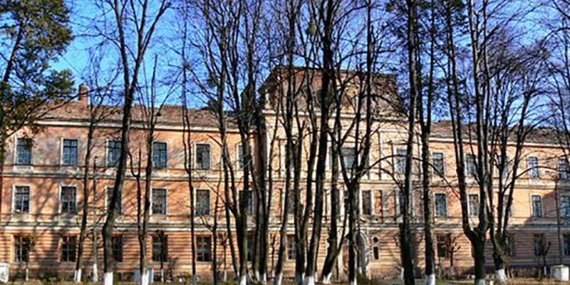 В Черновцах с здания областной больницы сняли мемориальную доску Булгакову