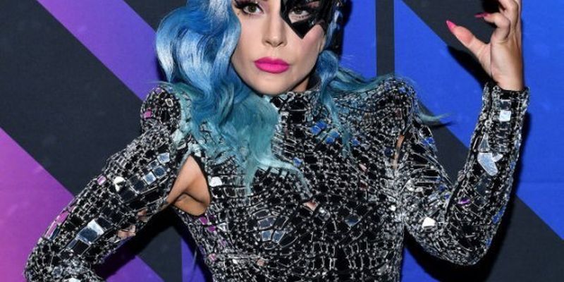 Епатажна Леді Гага з'явилася на сцені в блискучому образі