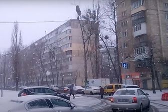 Сильный снегопад обрушился на Киев: дороги сковали пробки