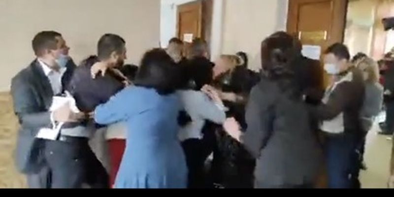На Донбассе помощник нардепа проломил череп местному депутату: подробности дела и видео