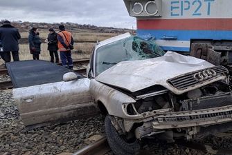 Поезд смял авто на Донетчине: пострадавшим пассажирам помогали бойцы ВСУ