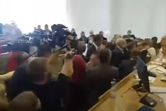 В Ровно чиновники устроили драку на сессии облсовета - видео