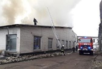 На Луганщине произошел масштабный пожар на стеклозаводе