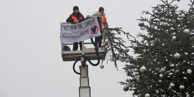Экоактивисты отрезали верхушку главной елки в Берлине