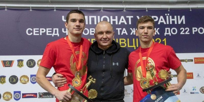 На чемпионате Украины боксера-юниора загнали в угол, но он блестяще выкрутился