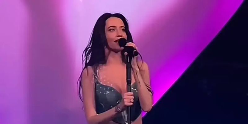 DOROFEEVA на концерте в Киеве спела с Кацуриным и продала плюшевые уши из клипа "На самоті" за 2 миллиона гривен