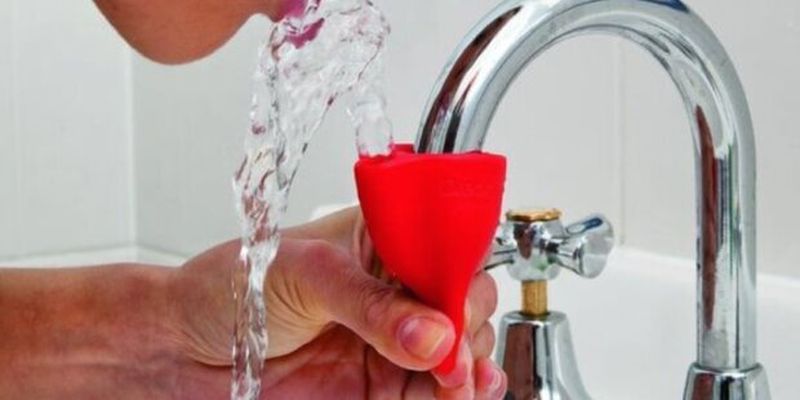 Грязная, рыжего цвета и плохо пахнет: украинцы жалуются на "не питьевое" качество воды