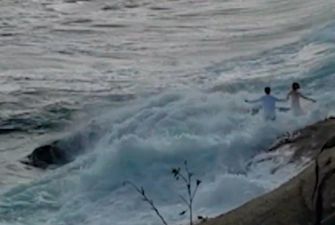 В США большая волна смыла молодоженов в океан. Видео