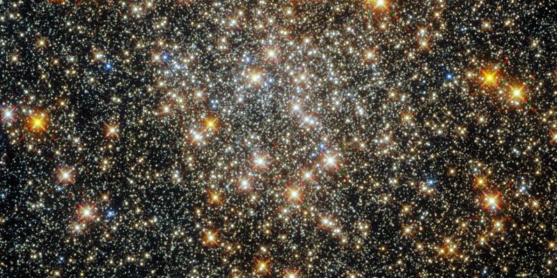 Телескоп Hubble сделал яркое фото шарообразного скопления звезд