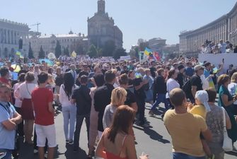 Затмила Кардашьян: На параде в Киеве заметили женщину с сочными формами в обтягивающем платье