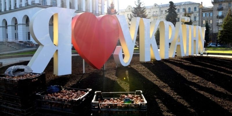 В Киеве высадили тюльпаны, подаренные Нидерландами