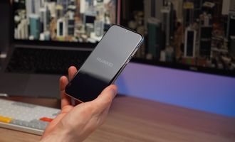 Скандал с новым смартфоном Huawei Pura 70: ИИ "раздевает" людей без разрешения