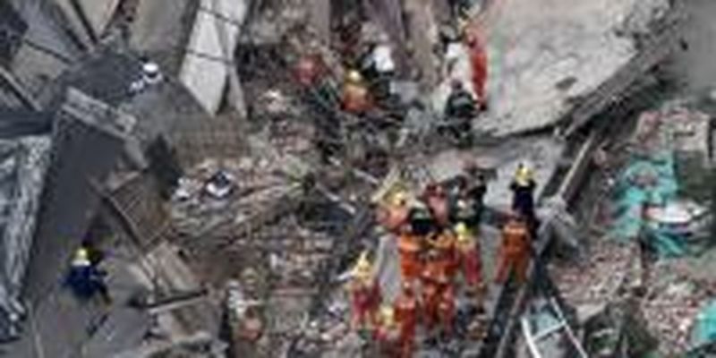 В Шанхае обрушилось здание: десятки человек оказались под завалами