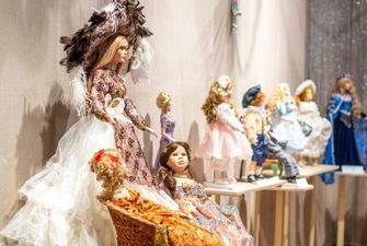 История моды в куклах: в одесском музее показали 100 коллекционных экспонатов