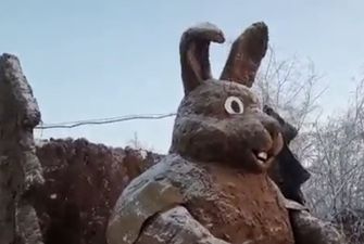 Символ года из навоза: в России слепили двухметровую скульптуру кролика