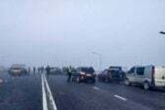 Под Днепром водитель Лексуса въехал в блокпост, пострадал полицейский