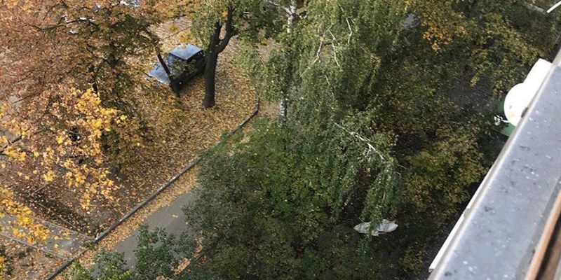 Из окна девятого этажа в Харькове выпал 26-летний мужчина