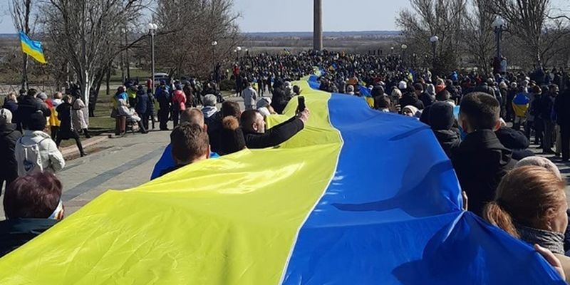 В Херсоне тысячи человек вышли на митинг против РФ