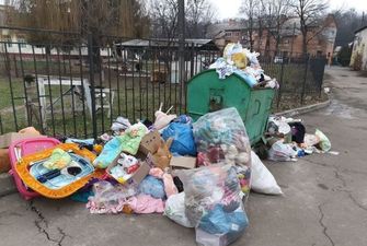 У Вінниці будинок дитини викинув на смітник принесені волонтерами іграшки та одяг