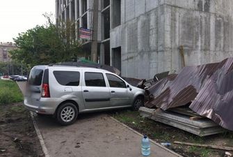 В Киеве автомобиль влетел в отца с 4-летним ребенком на тротуаре