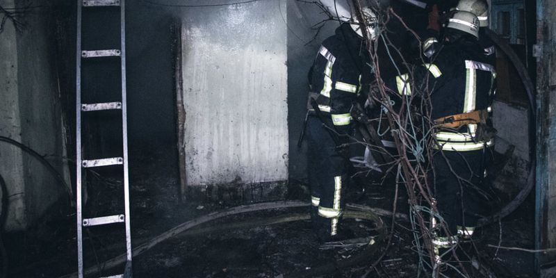 У Києві безхатьки підпалили будівлю: є загиблий