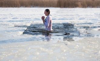 Где можно искупаться в проруби на Крещение: список мест в крупных городах