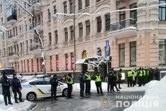 На Софийской площади задержали людей с оружием