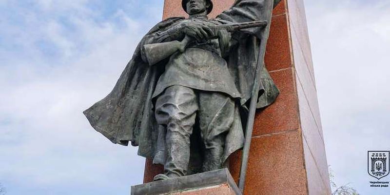 Запустили онлайн-консультації щодо подальшої долі монументу Перемоги у Чернівцях