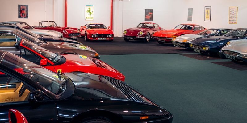 Гонщик распродает коллекцию Ferrari: десятки редких авто уйдут с молотка за миллионы евро